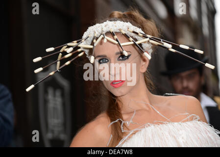 London, UK. 14. September 2013. Kult Fashion TV abgefangen LFW SS14 weiterhin Regent Street. Die Gruppe protestiert gegen die britischen Rat LFW sagen, dass die Fashionweek nur für die Elite ist. © Siehe Li/Alamy Live News Stockfoto