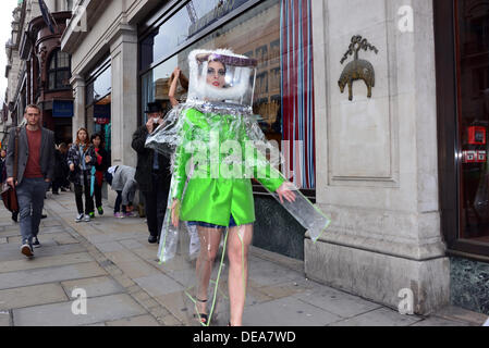 London, UK. 14. September 2013. Kult Fashion TV abgefangen LFW SS14 weiterhin Regent Street. Die Gruppe protestiert gegen die britischen Rat LFW sagen, dass die Fashionweek nur für die Elite ist. © Siehe Li/Alamy Live News Stockfoto