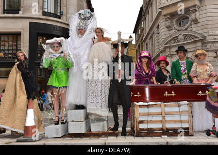 London, UK. 14. September 2013. Kult Fashion TV abgefangen LFW SS14 weiterhin Regent Street. Die Gruppe protestiert gegen die britischen Rat LFW sagen, dass die Fashionweek nur für die Elite ist. © Siehe Li/Alamy Live News Stockfoto