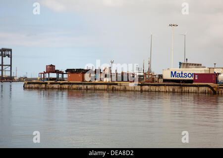 Honolulu, Hawaii, USA. 14. September 2013. Matson-Hof im Honolulu Hafen wo 1400 Tonnen Melasse in dieser Woche verschüttet. Beamte fordern es Hawaiis schlimmste Katastrophe Ozean aller Zeiten. Tausende von Fischen sind gestorben, nachdem des Auslaufens aus einem Matson-Rohr verwendet, Melasse, Schiffe zu übertragen. © Craig Ellenwood/Alamy Live-Nachrichten Stockfoto