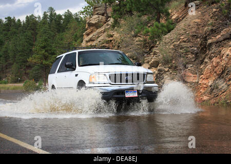 Evergreen, CO USA. 14 September, 2013. Ein SUV Antriebe durch Hochwasser in einem Versuch, Obere Bear Creek Road zu evakuieren. Evergreen wird erwartet mehr Regen durch Sonntag zu erhalten. © Ed Endicott Alamy leben Nachrichten Stockfoto