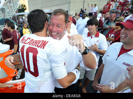 14. September 2013 - College Station, Texas, USA - 14. September 2013: Alabama Crimson Tide Quarterback AJ McCarron (10) umarmt seinen Vater nach dem Spiel zwischen der University of Alabama Crimson Tide und die Texas A & M Universität Aggies Kyle Field-Stadion in College Station, Texas. Alabama führt die 1. Hälfte gegen Texas A & M, 28-14. Stockfoto