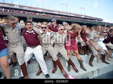 14. September 2013 - College Station, Texas, USA - 14. September 2013: Texas A & M Aggies Corp Kadetten singen Aggies kämpft Lied während des Spiels zwischen der University of Alabama Crimson Tide und die Texas A & M Universität Aggies Kyle Field-Stadion in College Station, Texas. Alabama gewinnt gegen Texas A & M, 49-42. Stockfoto