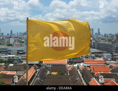 Der thailändischen buddhistischen "Dharmachakra" Flagge über Bangkok, Thailand Stockfoto