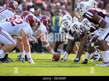 14. September 2013 - College Station, Texas, USA - 14. September 2013: Alabama Crimson Tide Angriff und Texas A & M Aggies Verteidigung auf der Linie während des Spiels zwischen der University of Alabama Crimson Tide und die Texas A & M Universität Aggies Kyle Field-Stadion in College Station, Texas. Alabama gewinnt gegen Texas A & M, 49-42. Stockfoto