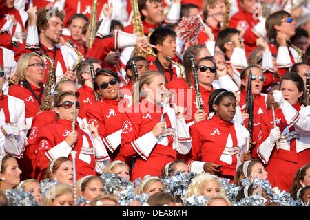 14. September 2013 - College Station, Texas, USA - 14. September 2013: Alabama Crimson Tide marching band spielt auf der Tribüne während des Spiels zwischen der University of Alabama Crimson Tide und die Texas A & M Universität Aggies Kyle Field-Stadion in College Station, Texas. Alabama gewinnt gegen Texas A & M, 49-42. Stockfoto