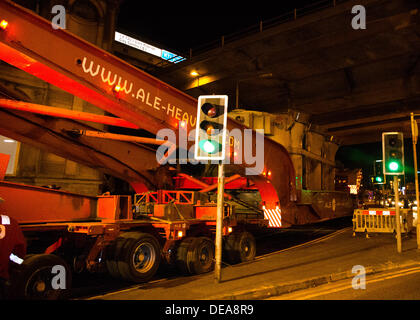 Glasgow, Schottland. 14. September 2013. Transport von 175tonnes von hohen Spannungswandler durch die Straßen von spezialisierten Spediteur ALE-Schwergut.  Die Reise zu den Docks dauerte 2 Nächte, 13. & 14. September 2013.  Hier auf der 2. Nacht Unterquerung der M8 in Paisley Road in 23:30hrs gesehen © Graham Eva/Alamy Live News © Graham Eva/Alamy Live News Stockfoto