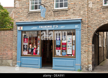 T Shop T-shirt Stickerei Druckdienstleistungen in Cambridge, England im Gespräch Stockfoto