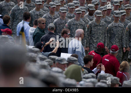 14. September 2013 - West Point, NY, USA - 14. September 2013: Hall Of Fame Quarterback John Elway Uhren das Korps der Kadetten Marsch in vor dem Spiel zwischen Stanford Cardinal und Army Black Knights Michie Stadium in West Point, New York. Stanford Cardinal besiegte The Army Black Knights 34-20. Stockfoto