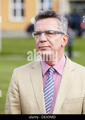 Berlin, Deutschland. 8. August 2013. Thomas de Maizière, Bundesminister der Verteidigung, besucht die Truppen auf Befehl Luftwaffe während seiner Sommer-Reise 2013 an General Steinhoff Kaserne in Berlin.Thomas de Maizière, Bundesminister der Verteidigung, während seines Besuchs bei der General Steinhoff Kaserne in Berlin. Stockfoto