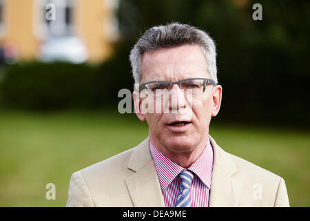 Berlin, Deutschland. 8. August 2013. Thomas de Maizière, Bundesminister der Verteidigung, besucht die Truppen auf Befehl Luftwaffe während seiner Sommer-Reise 2013 an General Steinhoff Kaserne in Berlin.Thomas de Maizière, Bundesminister der Verteidigung, während seines Besuchs bei der General Steinhoff Kaserne in Berlin. Stockfoto