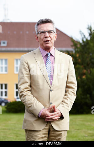 Berlin, Deutschland. 8. August 2013. Thomas de Maizière, Bundesminister der Verteidigung, besucht die Truppen auf Befehl Luftwaffe während seiner Sommer-Reise 2013 an General Steinhoff Kaserne in Berlin.Thomas de Maizière, Bundesminister der Verteidigung, während seines Besuchs bei der General Steinhoff Kaserne in Berlin. Stockfoto