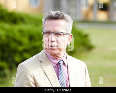 Berlin, Deutschland. 8. August 2013. Thomas de Maizière, Bundesminister der Verteidigung, besucht die Truppen auf Befehl Luftwaffe während seiner Reise Sommer 2013 an General Steinhoff Kaserne in Berlin.Thomas de Maizière, Bundesminister der Verteidigung. Stockfoto