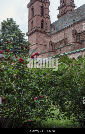 Basler Münster Strebebögen und Kirchturm von St. Martin mit St. George Kirchturm hinter Basel, Schweiz Stockfoto