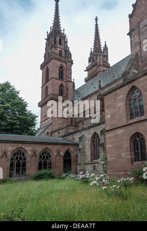 Blick auf die Türme der Basler Münster vom größeren Kreuzgang, Basel, Schweiz Stockfoto