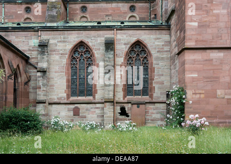 Großer Kreuzgang im Basler Münster mit gotischen Glasfenstern, Basel, Schweiz Stockfoto