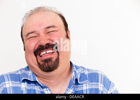 Close-up horizontale Porträt von einem fröhlichen Mann mittleren Alters kaukasischen laut lachen, isoliert auf weißem Hintergrund Stockfoto