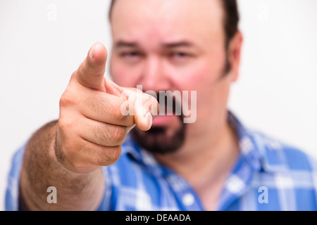 Mann zeigte einen anklagenden Finger an der Kamera, wie er singles heraus jemand die Schuld mit selektiven Fokus an die Hand zu nehmen Stockfoto