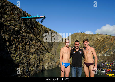 St Davids, Wales, UK. 14. September 2013. Die 3 britische Taucher (L-R) Event-Gewinner Gary Hunt, Blake Aldridge und Matte Cowen (GBR) posieren für ein Foto nach dem Finale am 2. Tag von der Red Bull Cliff Diving World Series der Blue Lagoon, Pembrokeshire, Wales. Dies ist die sechste Station der World Series 2013 und erst zum zweiten Mal die Veranstaltung hat das Vereinigte Königreich besucht. Die Konkurrenten führen Tauchgänge im Meer von einer speziell konstruierten 27 Meter hohen Plattform, Einstieg ins Wasser bei etwa 85km/h. © Action Plus Sport Bilder/Alamy Live News Stockfoto