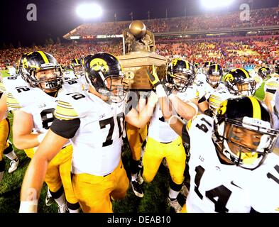 14. September 2013 - Ames, Iowa, Vereinigte Staaten von Amerika - 31. August., 2013: Iowa Hawkeyes CyHawk Trophäe nach der NCAA Football-Spiel zwischen den Iowa State Zyklonen und die Iowa Hawkeyes Jack Trice Stadium in Ames, Iowa zu halten... KE-Lu/CSM Stockfoto