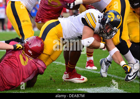 14. September 2013 - Ames, Iowa, Vereinigte Staaten von Amerika - 31. August., 2013: Iowa RB #45 Mark Weisman in Aktion während der NCAA Football-Spiel zwischen den Iowa State Zyklonen und die Iowa Hawkeyes Jack Trice Stadium in Ames, Iowa... KE-Lu/CSM Stockfoto