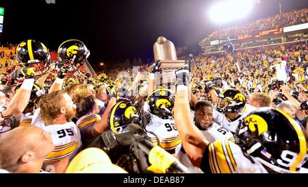 14. September 2013 - Ames, Iowa, Vereinigte Staaten von Amerika - 31. August., 2013: Iowa Hawkeyes feiert nach der NCAA Football-Spiel zwischen den Iowa State Zyklonen und die Iowa Hawkeyes Jack Trice Stadium in Ames, Iowa... KE-Lu/CSM Stockfoto