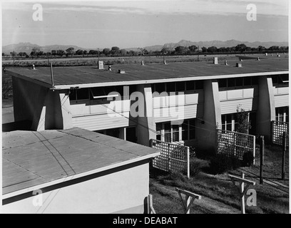 Dieses Foto zeigt eine Wohneinheit für landwirtschaftliche Arbeitskräfte in Chandler, Maricopa County, Arizona. Sie war Teil der FSA (Farm Security Administration), die die Lebensbedingungen für landwirtschaftliche Arbeitskräfte verbessern sollte. Stockfoto