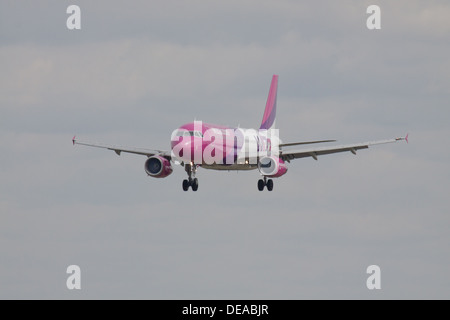 Wizz Air a320 HA-LWD in Land am Flughafen London-Luton LTN kommenden Stockfoto