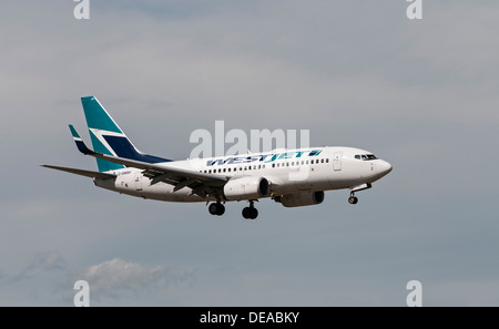 WestJet Boeing 737-700 C-GWSH Endanflug zur Landung auf dem internationalen Flughafen Calgary Alberta. Stockfoto