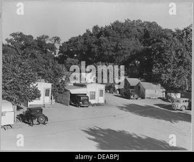 Ein Blick auf einen Teil des Lagers Davis in Contra Costa County, Kalifornien, vom Dach des Ladens von Mr. Davis, der das Layout des Lagers und die Umgebung veranschaulicht. Stockfoto