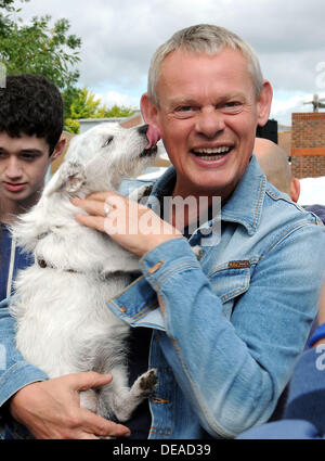 Dorset, UK. 14. September 2013. Martin Clunes öffnet die Weldmar Hospiz-Sommerfest. Bild: Geoff Moore/Dorset Medienservice © Dorset Media Service/Alamy Live-Nachrichten Stockfoto