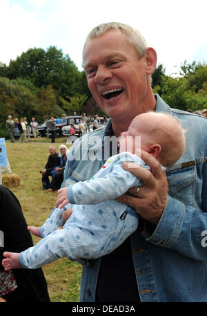 Dorset, UK. 14. September 2013. Martin Clunes öffnet die Weldmar Hospiz-Sommerfest. Bild: Geoff Moore/Dorset Medienservice © Dorset Media Service/Alamy Live-Nachrichten Stockfoto