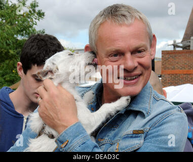 Dorset, UK. 14. September 2013. Martin Clunes öffnet die Weldmar Hospiz-Sommerfest. Bild: Geoff Moore/Dorset Medienservice © Dorset Media Service/Alamy Live-Nachrichten Stockfoto