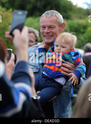 Dorset, UK. 14. September 2013. Martin Clunes öffnet die Weldmar Hospiz-Sommerfest. Bild: Geoff Moore/Dorset Medienservice © Dorset Media Service/Alamy Live-Nachrichten Stockfoto