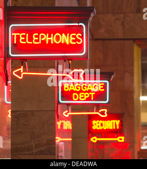 Ein roter Neon-Schild weist den Weg in das Gepäck Depot, Telefone und Sicherheit in der Nähe des Bahnhofs Stockfoto