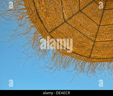 Natürlicher Strand Sonnenschirm am blauen Himmel closeup Stockfoto