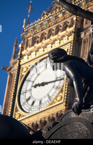 Boadicea Statue und Wagen mit Big Ben Clock Tower der Häuser des Parlaments Palace of Westminster London England UK Stockfoto