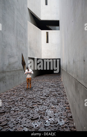 Speicher-leere mit Mann in 20er Jahren fotografieren auf Fotohandy / Smartphone Jüdisches Museum Berlin-Deutschland Stockfoto