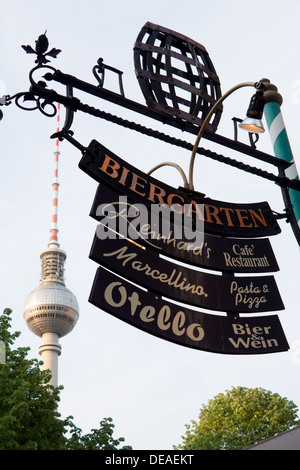 Biergarten und Restaurant Zeichen im Nikolaiviertel mit Fernsehturm Fernsehturm im Hintergrund Mitte Berlin Deutschland Stockfoto