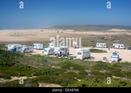 Praia da Bordeira CP in Sanddünen mit Wohnmobile nahe Strand Carrapateira Costa Vicentina Algarve Portugal Stockfoto