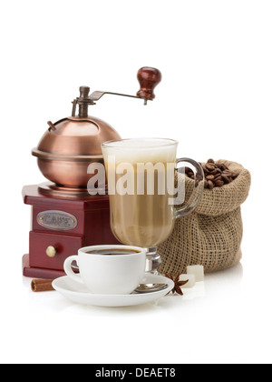 Tasse Kaffee und Bohnen isoliert auf weißem Hintergrund Stockfoto