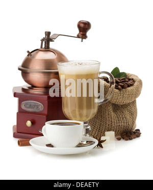 Tasse Kaffee und Bohnen isoliert auf weißem Hintergrund Stockfoto