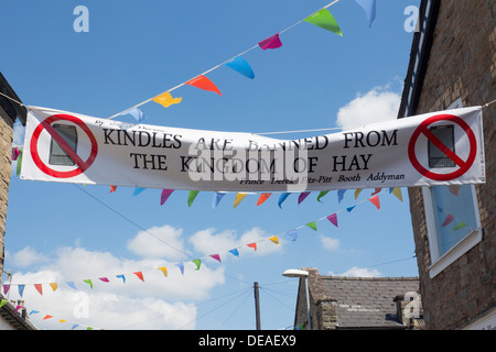 "Kindle sind aus dem Königreich Heu verboten" humorvolle Banner in Hay-on-Wye in Literary Festival Woche Powys Wales UK Stockfoto