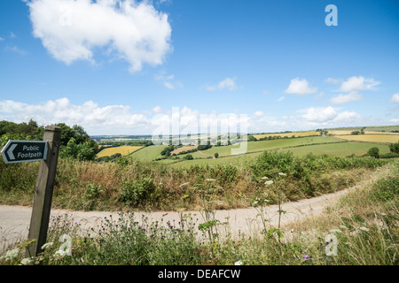 Typische englische Landschaft im Weitwinkel mit öffentlichen Fußweg Zeichen. Stockfoto