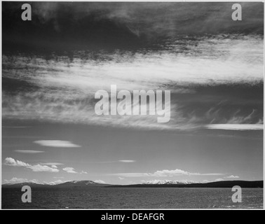 See, schmalen Streifen des Gebirges, niedrigen Horizont, Yellowstone Lake, Yellowstone-Nationalpark, Wyoming., 1933-1942 519995 Stockfoto