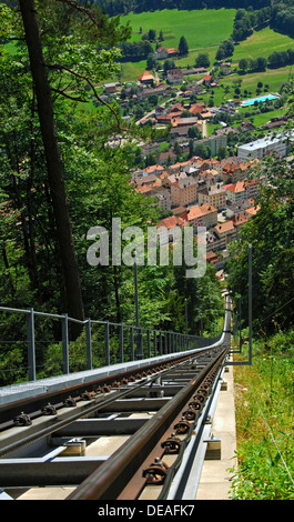 Blick ins Tal von den steigenden Gleisen der Standseilbahn Mont Soleil bis Saint-Imier, mit Häusern von St. Imier in Stockfoto