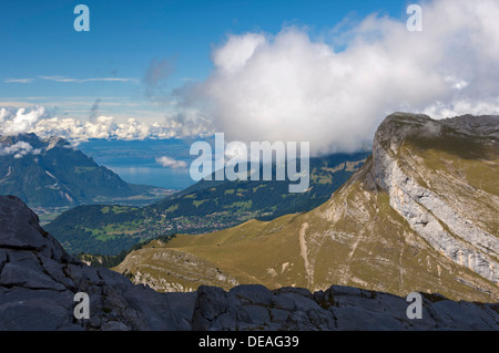 Blick aus den Waadtländer Alpen in Richtung Genfer See am Ende der Rhone-Tal in der Nähe von Villeneuve, Waadt, Schweiz, Europa Stockfoto