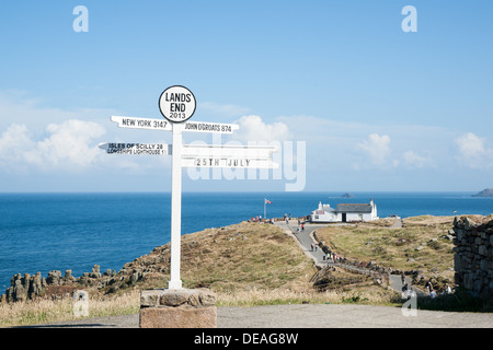 Berühmte Wegweiser bei Lands End, Cornwall, England. Stockfoto