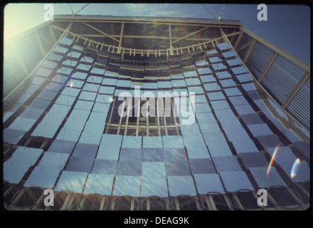 Dieses Bild zeigt das Parabolspiegelsystem, das bei der Solarenergieerzeugung verwendet wird, vom Boden aus gesehen. Die 60 Meter hohen Spiegel sind Teil einer Solarzelle, die für die Nutzung von Solarstrom entwickelt wurde. Stockfoto