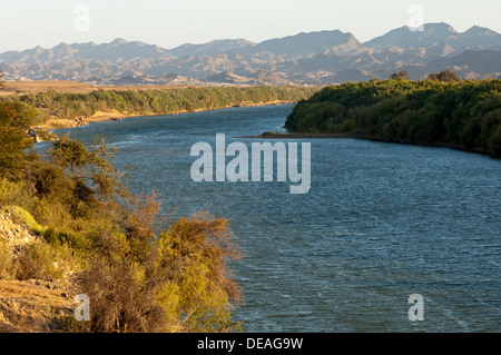 Der Orange River, auch Oranje oder Gariep River in Sendelingsdrif, Grenzfluss zwischen links, Südafrika und Namibia, rechts Stockfoto